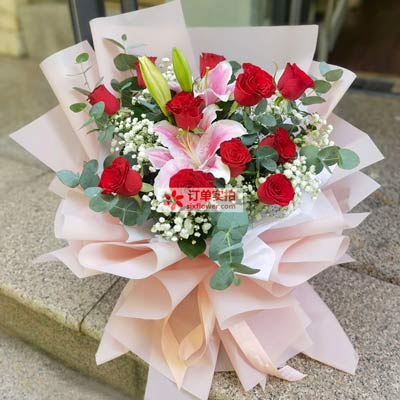 扬州11朵红玫瑰百合，全世界里只有一个你